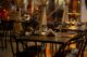 Warm verlichte restaurantzaal met gedekte tafels, klaar voor gasten