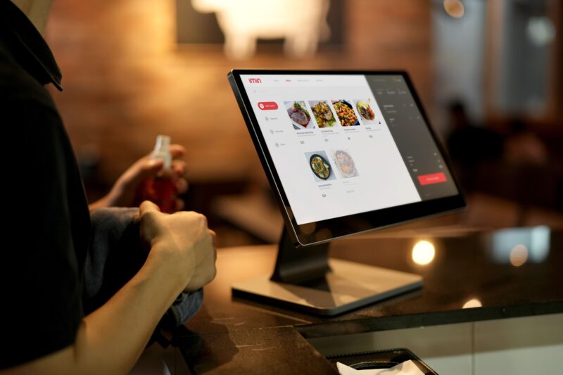 Gast gebruikt een touchscreen om te bestellen in een restaurant