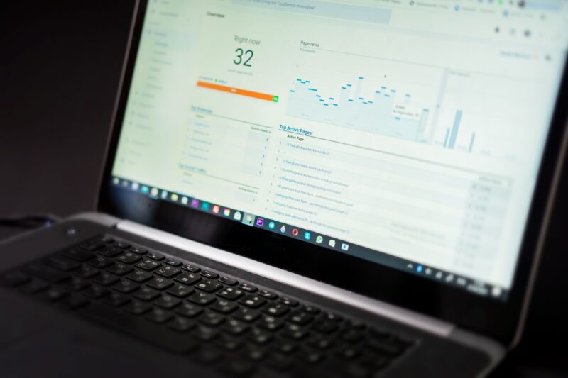 Laptop met een analytics-dashboard vol grafieken en cijfers