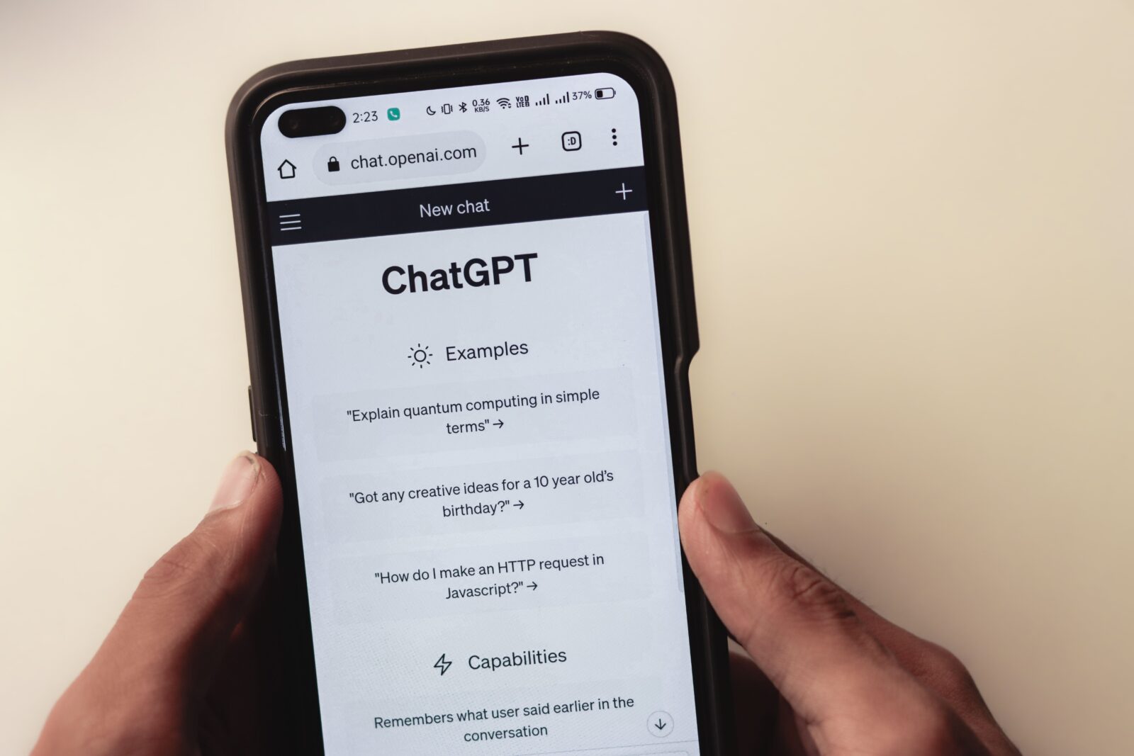 Hand houdt een smartphone vast met de ChatGPT-app op het scherm