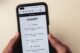 Hand houdt een smartphone vast met de ChatGPT-app op het scherm
