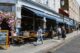 Rue animée avec des restaurants et des terrasses