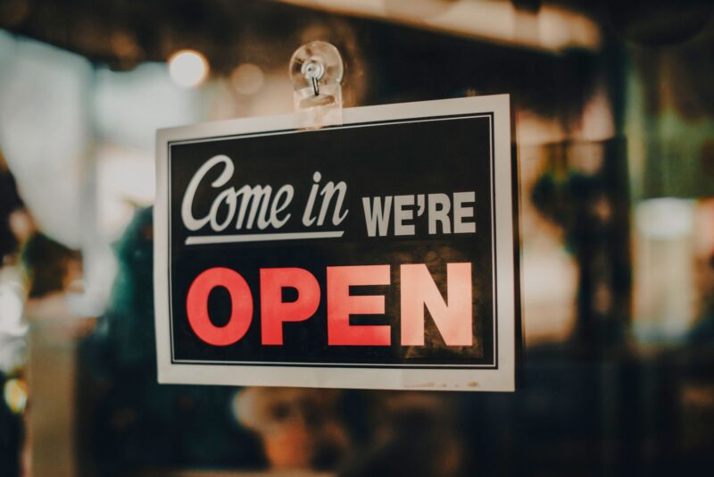 Open-bordje bij de ingang van een zaak
