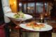 Sfeervol restaurantinterieur met gedekte tafels