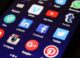 Smartphone met een melding in de hand