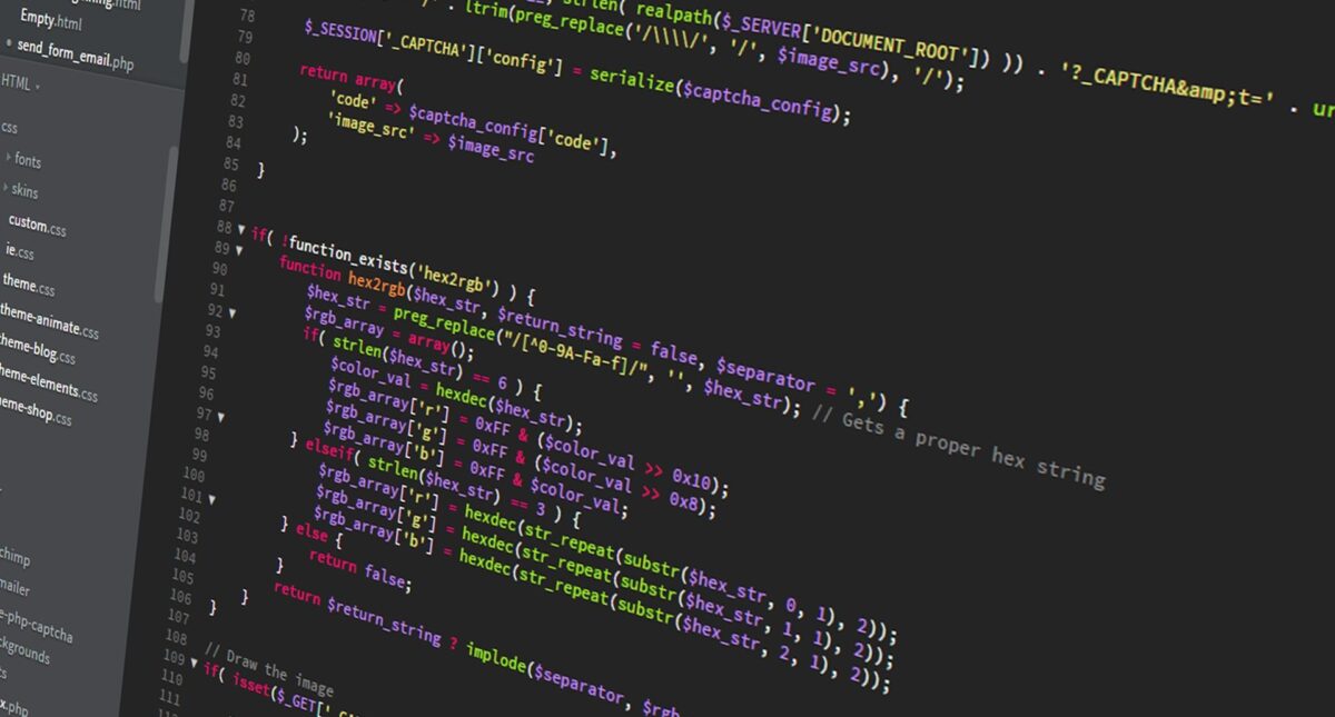 Persoon werkt aan een website op een laptop