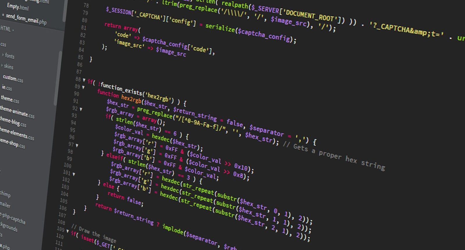 Persoon werkt aan een website op een laptop