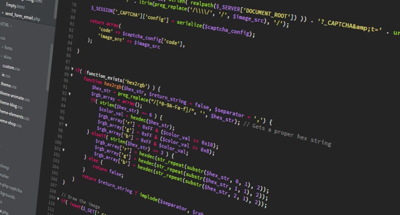 Persoon werkt aan een website op een laptop