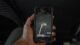 Hand houdt een smartphone vast met een kaart en locatie op het scherm