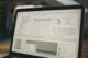 Laptop met code op het scherm op een bureau