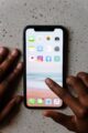 Des mains utilisent des applications sur un smartphone