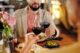 Gedekte restauranttafel met wijn en bloemen voor een diner