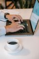 Travail sur un ordinateur portable à une table de café