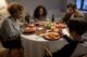 Un groupe international profite ensemble d'un repas
