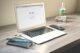 Ordinateur portable avec une page de recherche Google sur un bureau en bois bien rangé