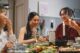Des clients profitent ensemble d'un dîner dans un restaurant