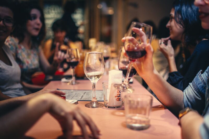Tevreden gasten die samen proosten in een restaurant