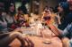 Des clients satisfaits trinquent ensemble dans un restaurant