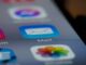 Gros plan sur une icône d'application e-mail sur un écran de smartphone