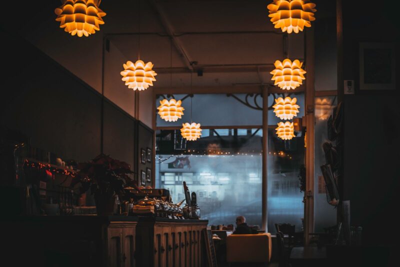 Sfeervol restaurantinterieur met warme verlichting