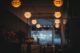 Intérieur de restaurant chaleureux avec un éclairage doux