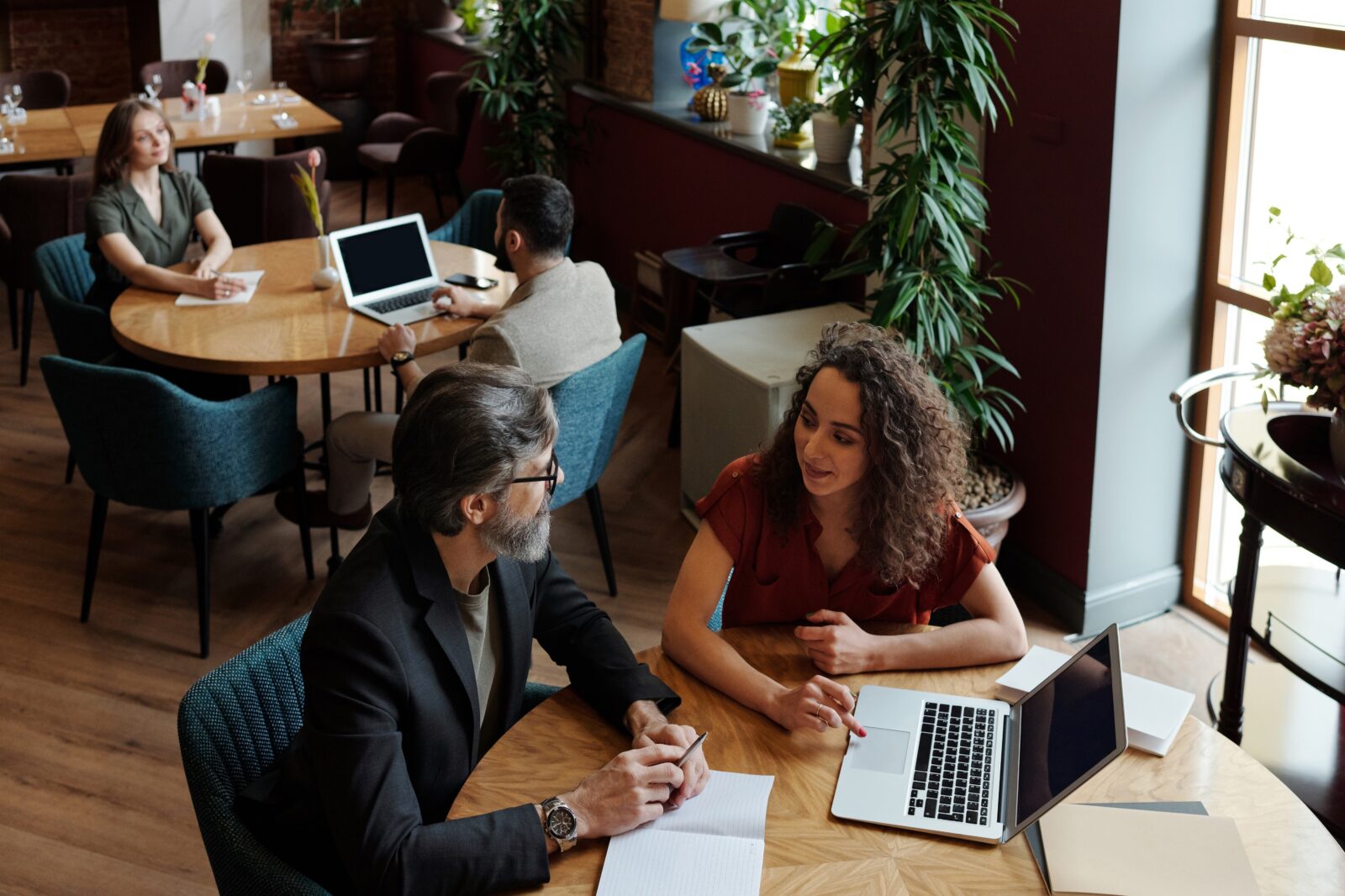 Ondernemers bespreken hun organisatie bij het opzetten van een nieuwe website