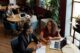 Entrepreneurs discutant de leur organisation lors de la création d'un nouveau site