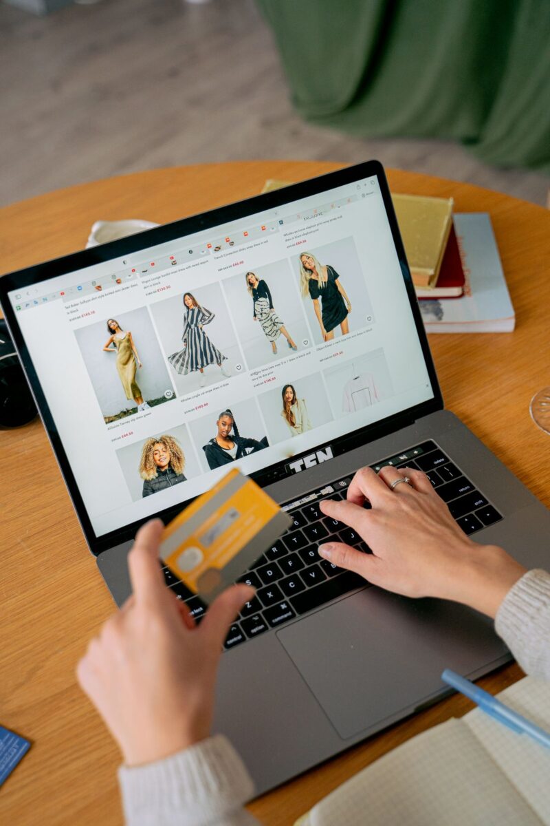 Boeken en betalen via laptop en creditcard