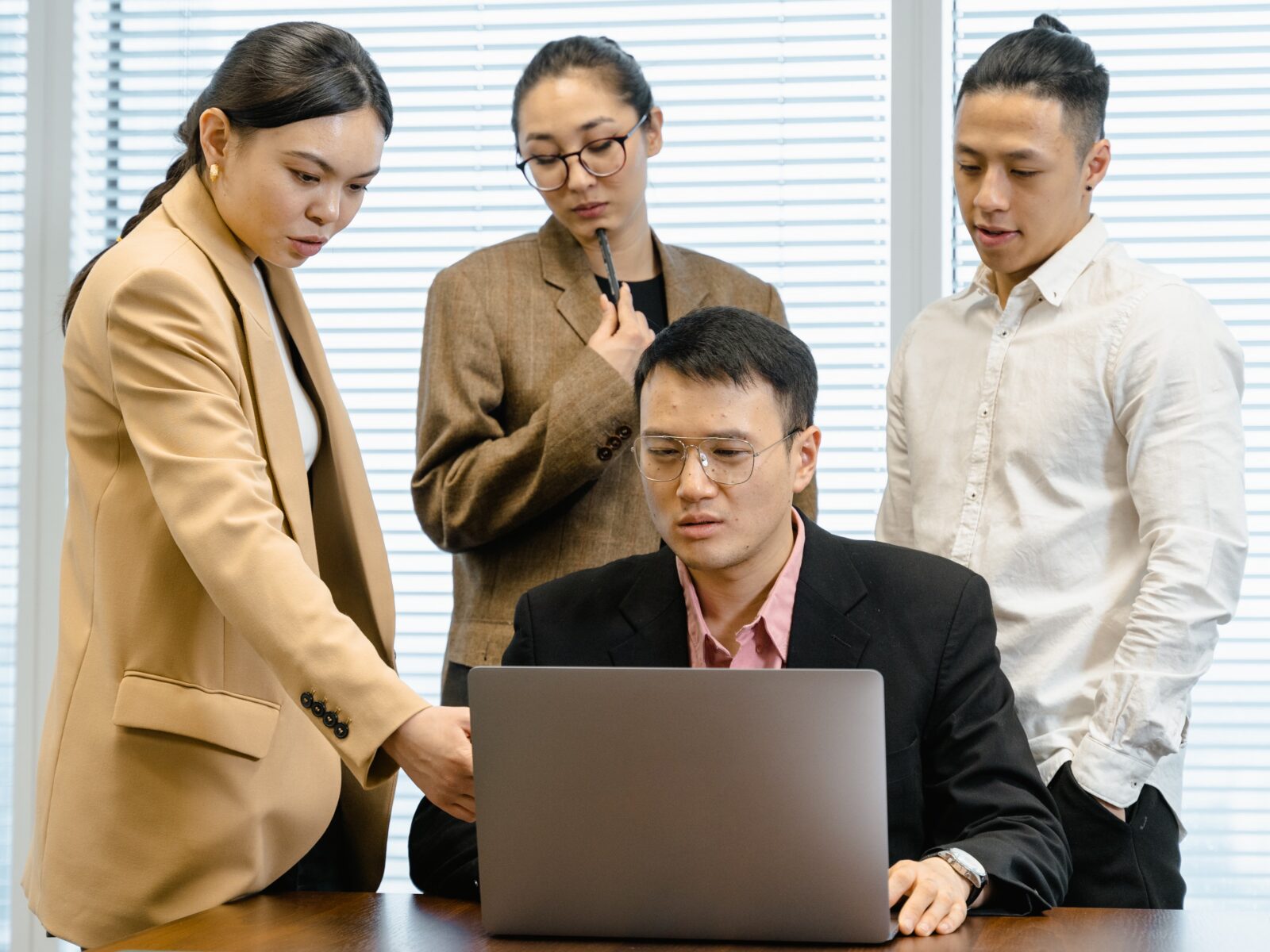 Team kiest samen een websitetemplate op een laptop
