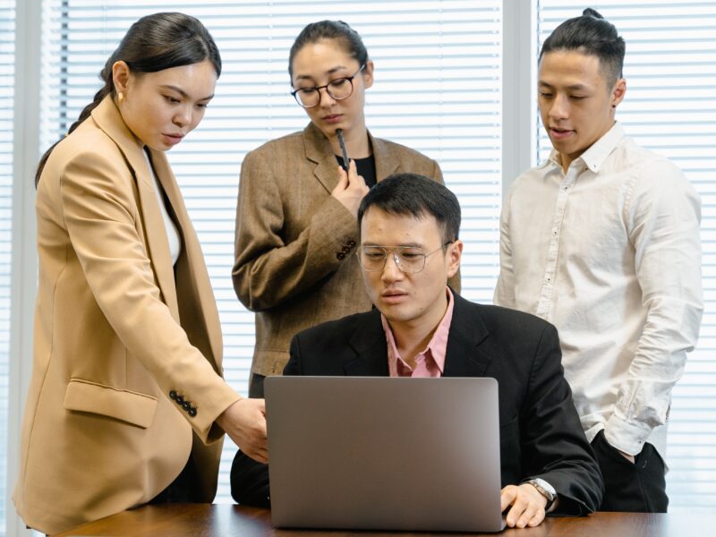 Team kiest samen een websitetemplate op een laptop