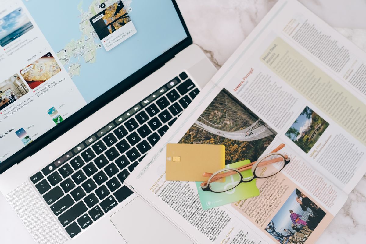 Reisplanning op laptop met kaart en creditcard