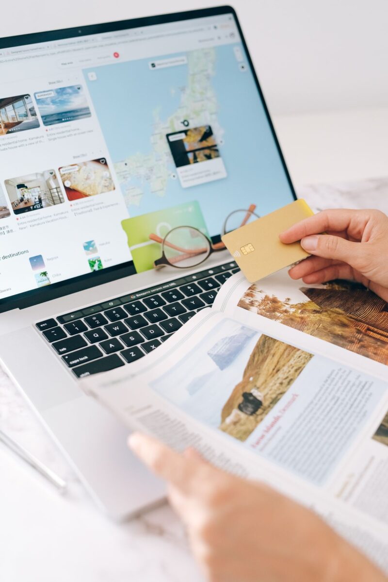 Reiziger boekt online met laptop en creditcard