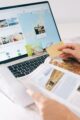 Reiziger boekt online met laptop en creditcard
