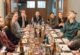 Gasten aan tafel in een restaurant, symbool voor tevreden gasten die een Google-review achterlaten