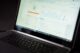 Laptop mit einem Analytics-Dashboard voller Diagramme und Zahlen