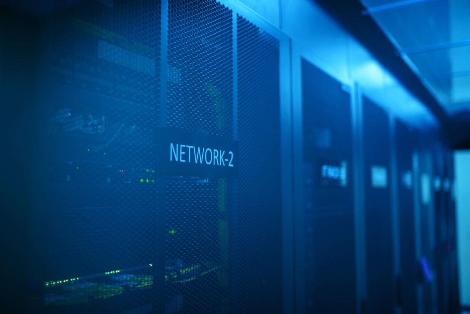 Serverraum mit Netzwerktechnik, die KI-Crawlern und Suchmaschinen Zugang zu einer Website gibt