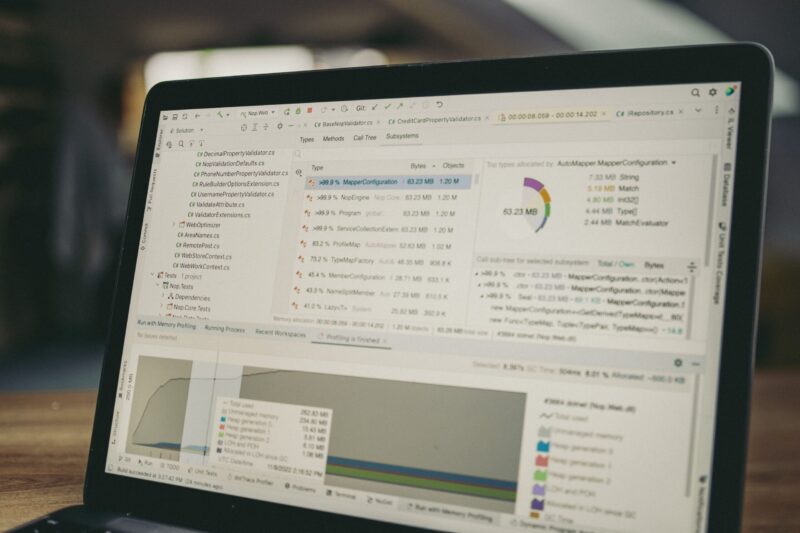 Laptop mit Code auf dem Bildschirm auf einem Schreibtisch