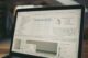 Laptop mit Code auf dem Bildschirm auf einem Schreibtisch