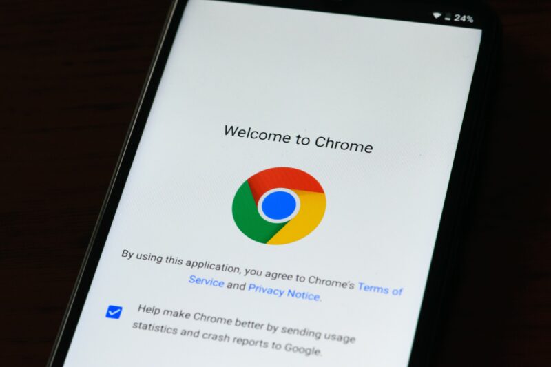 Smartphonescherm dat snel een website laadt, symbool voor paginasnelheid en Core Web Vitals