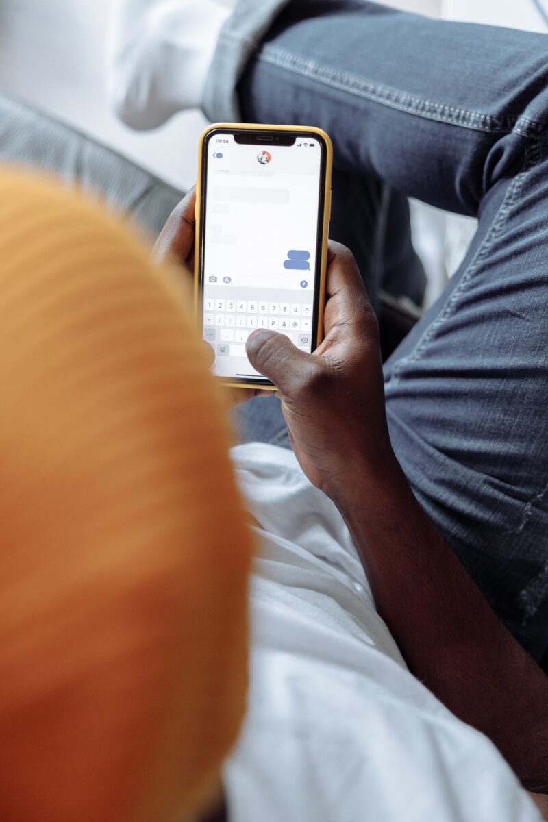 Gast tikt WhatsApp-knop aan op restaurantwebsite via smartphone