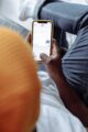 Gast tikt WhatsApp-knop aan op restaurantwebsite via smartphone