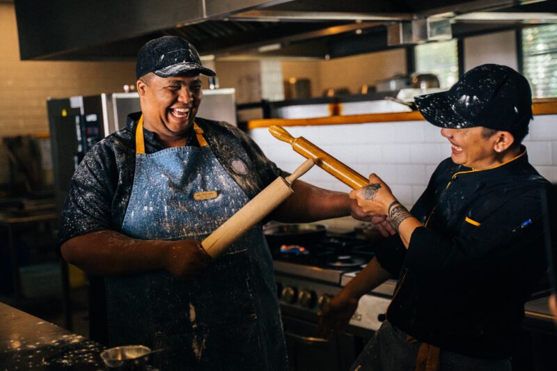 Team in restaurantkeuken, symbool voor stagiairs en leerlingen die het horecavak leren
