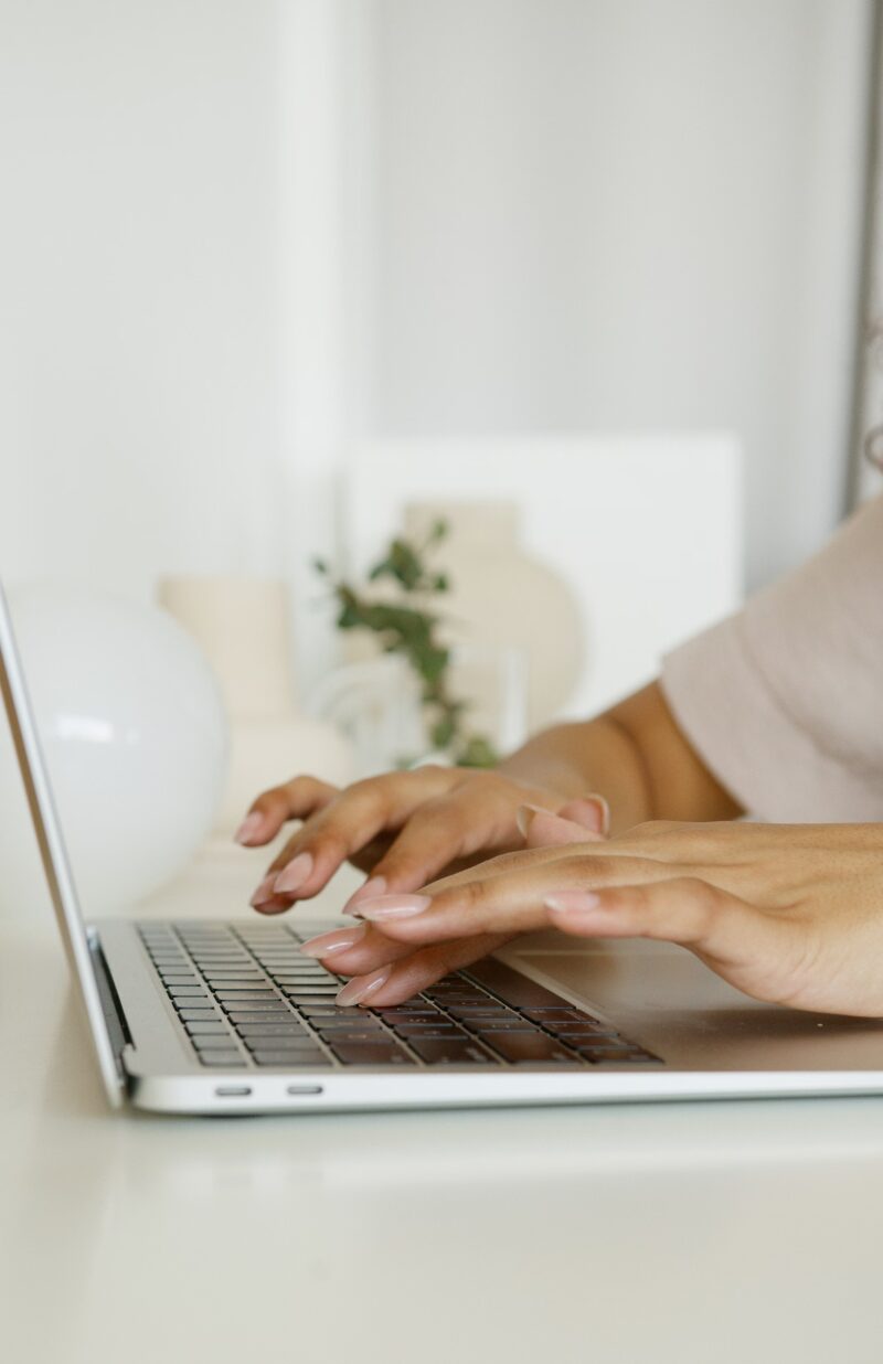 Persoon typt op laptop, symbool voor het opzetten van gestructureerde vacaturedata