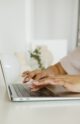 Persoon typt op laptop, symbool voor het opzetten van gestructureerde vacaturedata