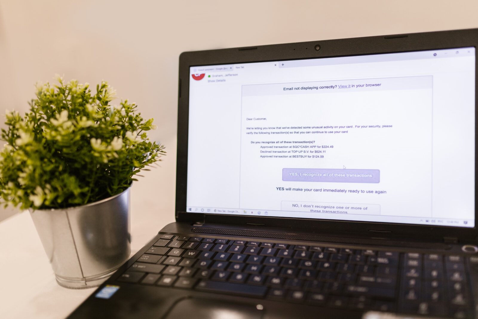 Laptop mit geöffneter E-Mail, Symbol für einen korrekt eingerichteten E-Mail-Absender