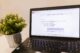 Laptop mit geöffneter E-Mail, Symbol für einen korrekt eingerichteten E-Mail-Absender