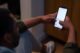 Persoon typt een WhatsApp-bericht op een smartphone als contactkanaal